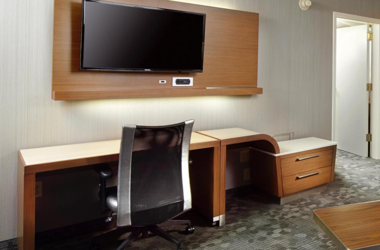 Courtyard By Marriott Hotel