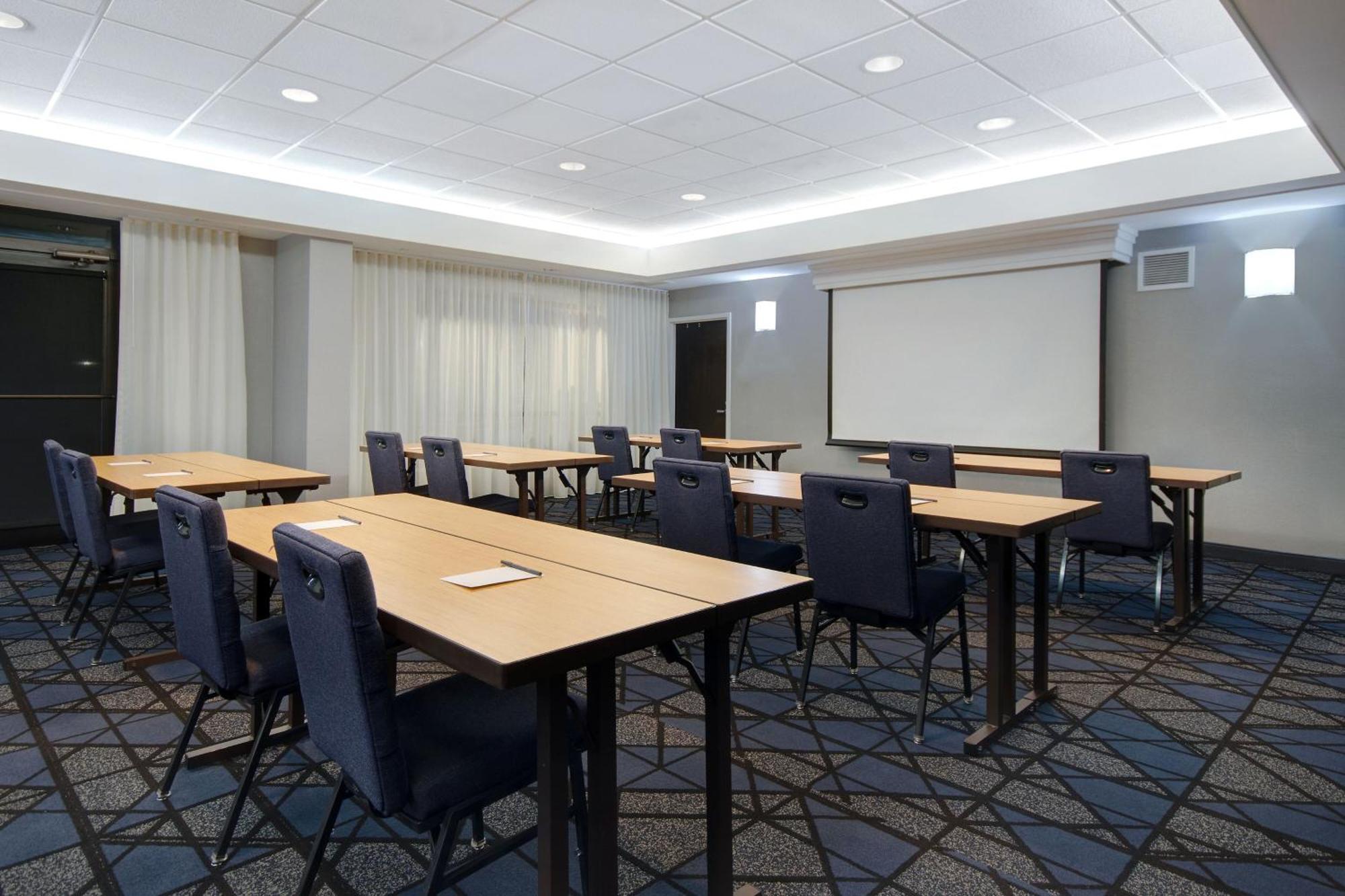 Hotel Courtyard By Marriott State College